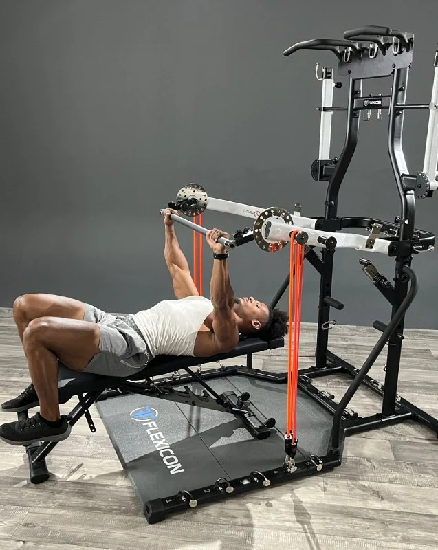 Bench press on the FLEXICON tower.